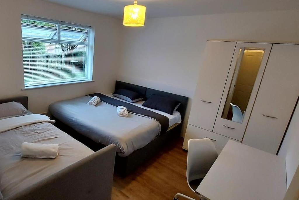 Maisonette With Patio 1 Double Bed Urmston ภายนอก รูปภาพ