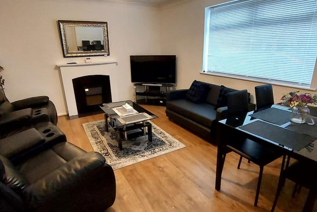 Maisonette With Patio 1 Double Bed Urmston ภายนอก รูปภาพ
