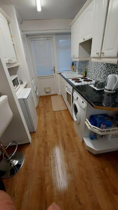 Maisonette With Patio 1 Double Bed Urmston ภายนอก รูปภาพ