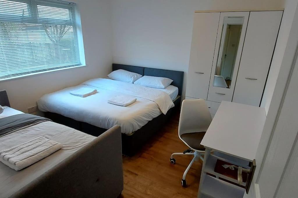 Maisonette With Patio 1 Double Bed Urmston ภายนอก รูปภาพ