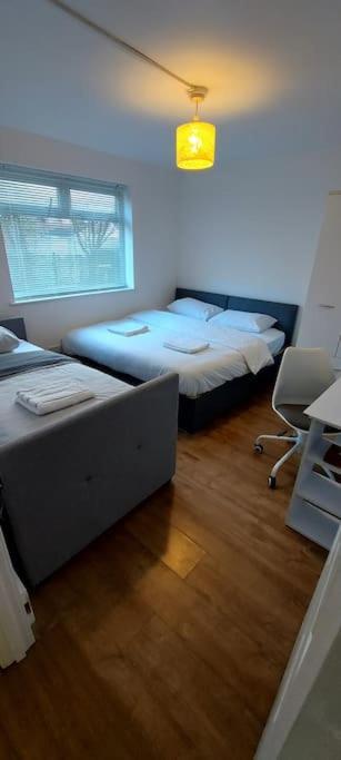 Maisonette With Patio 1 Double Bed Urmston ภายนอก รูปภาพ